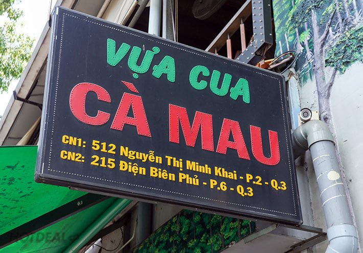 Bảng hiệu “Vựa cua Cà Mau” với địa chỉ hai chi nhánh tại Quận 3