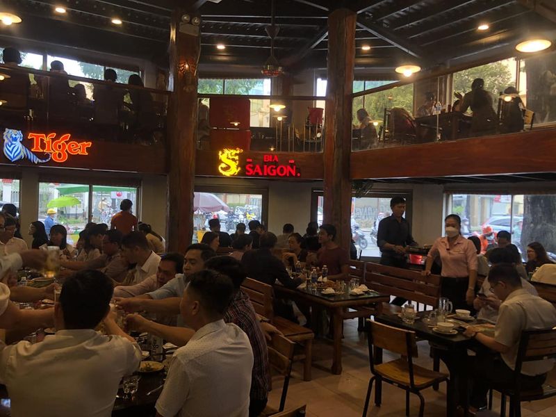 Khu vực bàn ăn trong nhà hàng Út Cà Mau đông khách