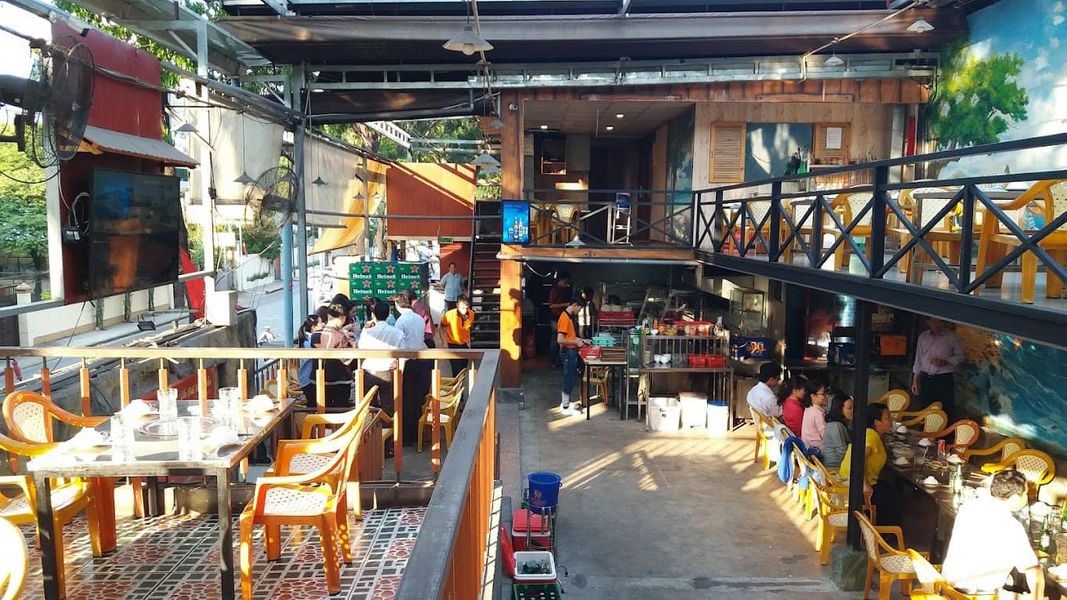 Không gian nhà hàng với nội thất gỗ và khách đang dùng bữa