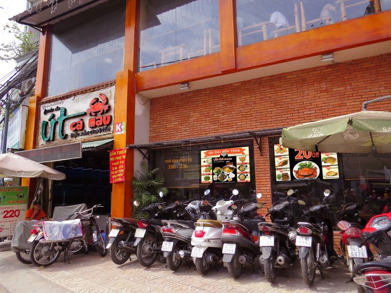 Mặt tiền nhà hàng và dãy xe máy đậu trước quán