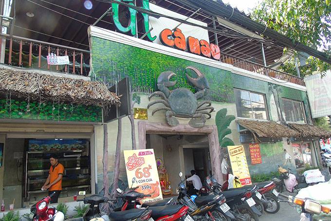 Nhà hàng Út Cà Mau nhìn từ ngoài đường với mảng tường xanh
